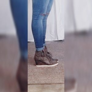 Candies Taupe Sneaker Wedges Sz 7 Like New